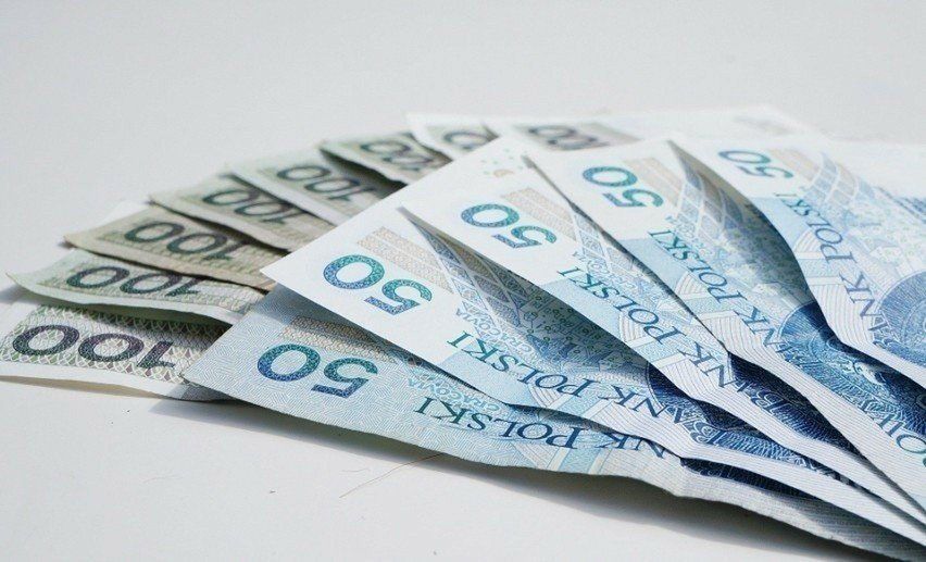 Warunki uzyskania świadczenia różnią się w zależności od płci i sytuacji życiowej wnioskodawcy. Kobieta może otrzymać dodatek, jeśli ukończyła 60 lat i wychowała lub urodziła co najmniej czwórkę dzieci, natomiast mężczyzna musi mieć 65 lat i wychować co najmniej czwórkę dzieci, przy założeniu, że matka dzieci przez długi czas ich nie wychowywała, porzuciła je lub zmarła.Czytaj dalej &gt;&gt;&gt;