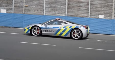 Policja ma Ferrari. Czesi po prostu je zabrali