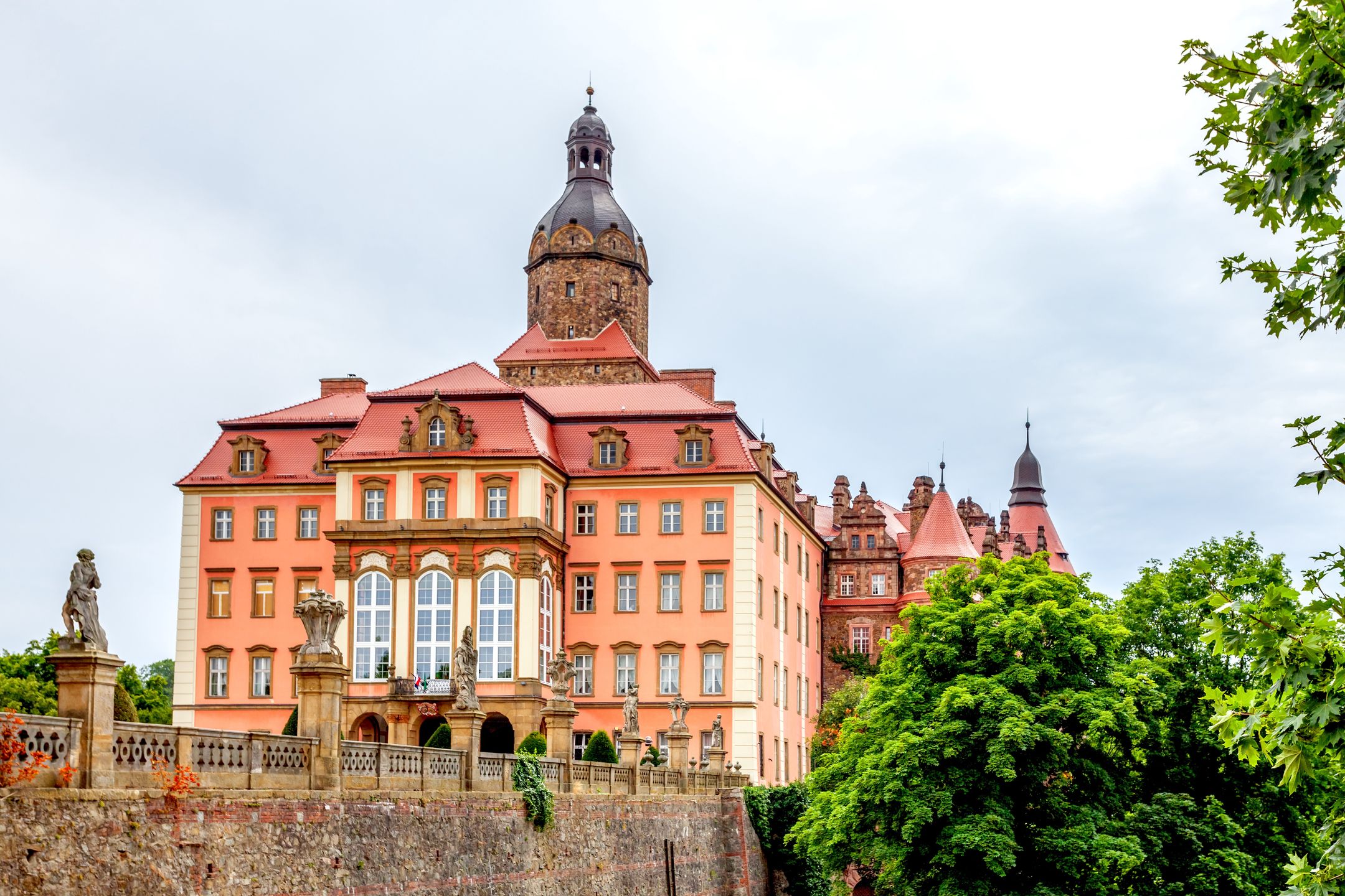 schloss fürstenstein, polen, bauwerk, architektur, park, garten, ruhe, stadt, dorf, altstadt, innenstadt, natur, reise, landschaft, erholung, entspannen, spazieren, spaziergang, wandern, wanderung, grün, sehenswürdigkeit, sehenswert, tourismus, touristisch, tageslicht, reiseziel, erleben, ferien, ferienziel, attraktion, unterwegs, ausflug, ausflugsziel, wahrzeichen, bekannt, hintergrund, freiraum, niemand, keine personen, textfreiraum, orientierungspunkt