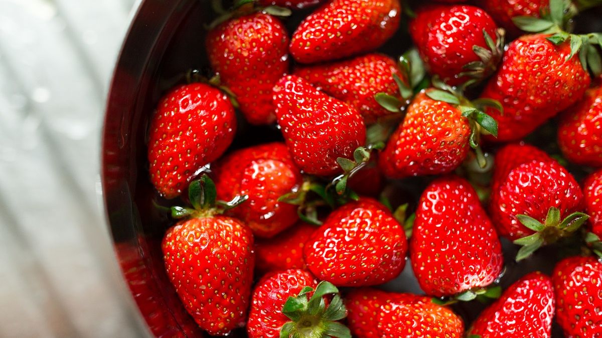 Dodaj do wody i wymocz truskawki. Pozbędziesz się pestycydów