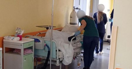 Chorzy na korytarzach. W szpitalach oblężenie