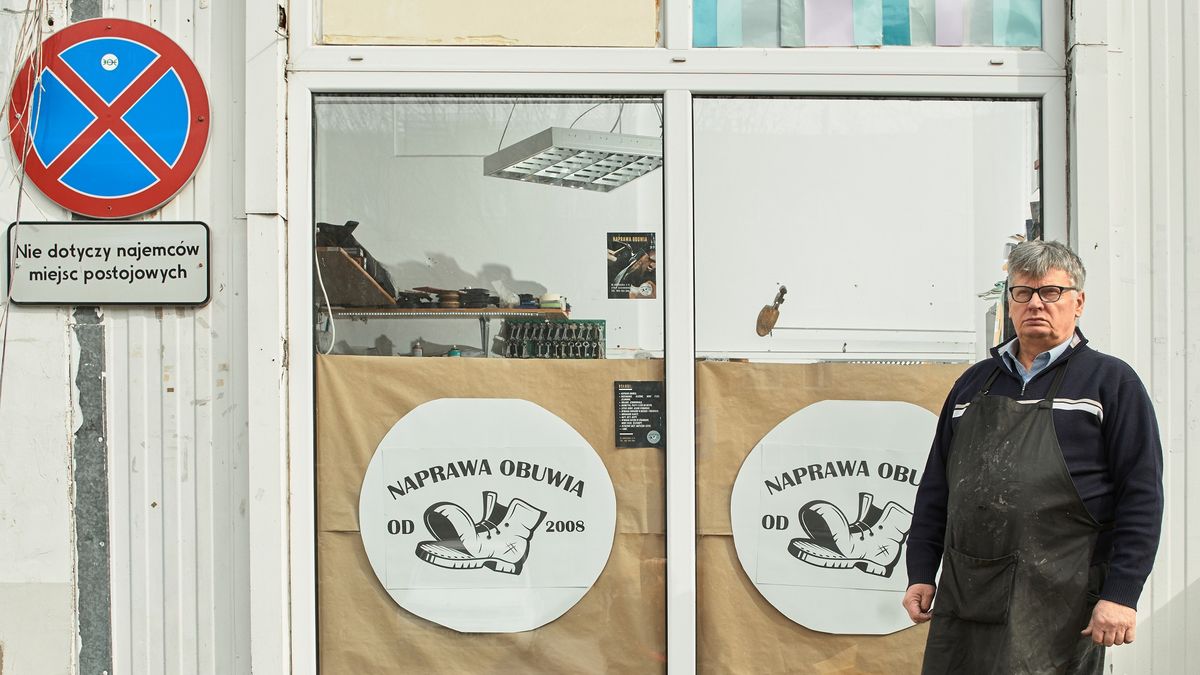 Grzegorz Wełnicki przed swoim zakładem.