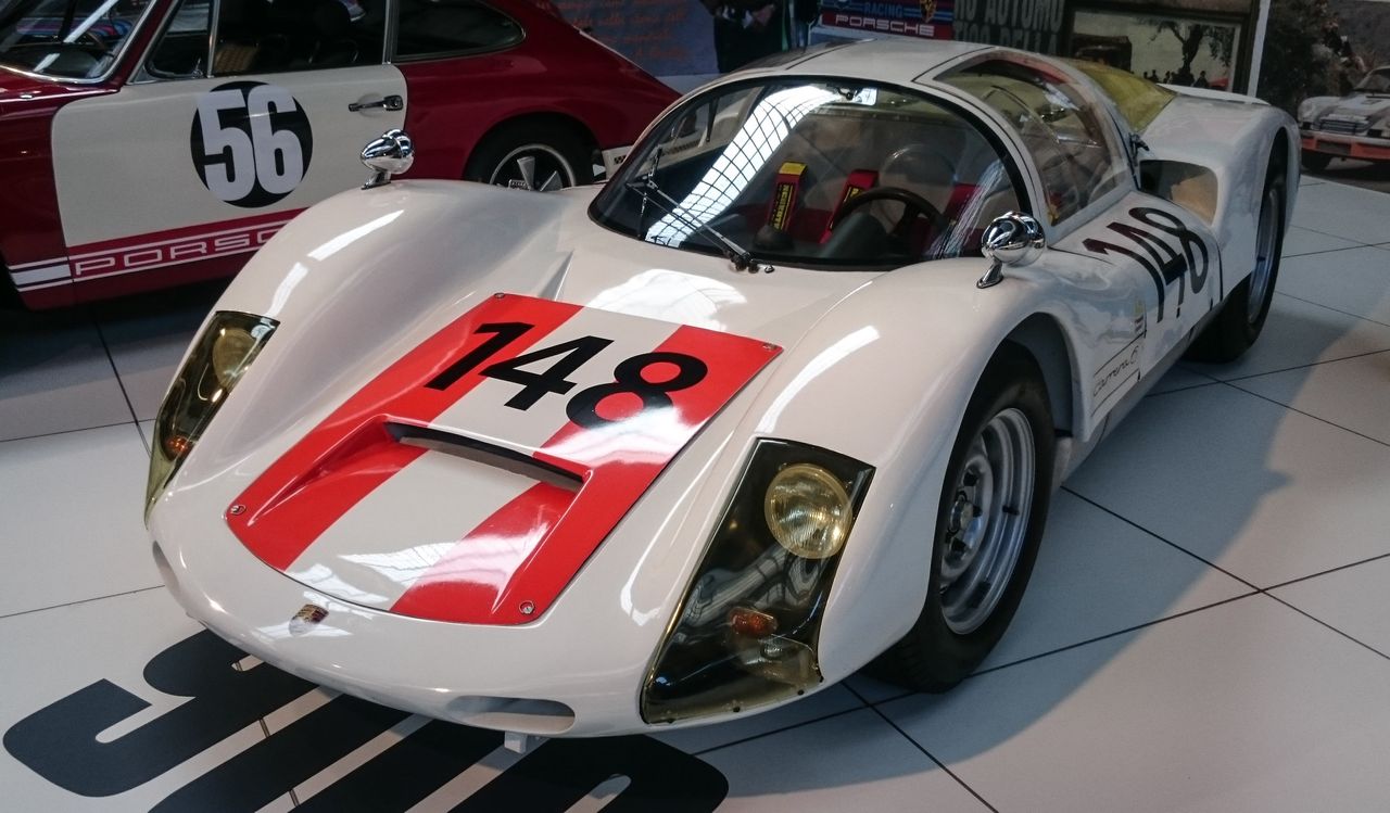 Porsche 906 Carrera 6 1966. Również dwulitrowy 6cyl silnik, w tym przypadku produkujący już 210KM, Vmax 280km/h