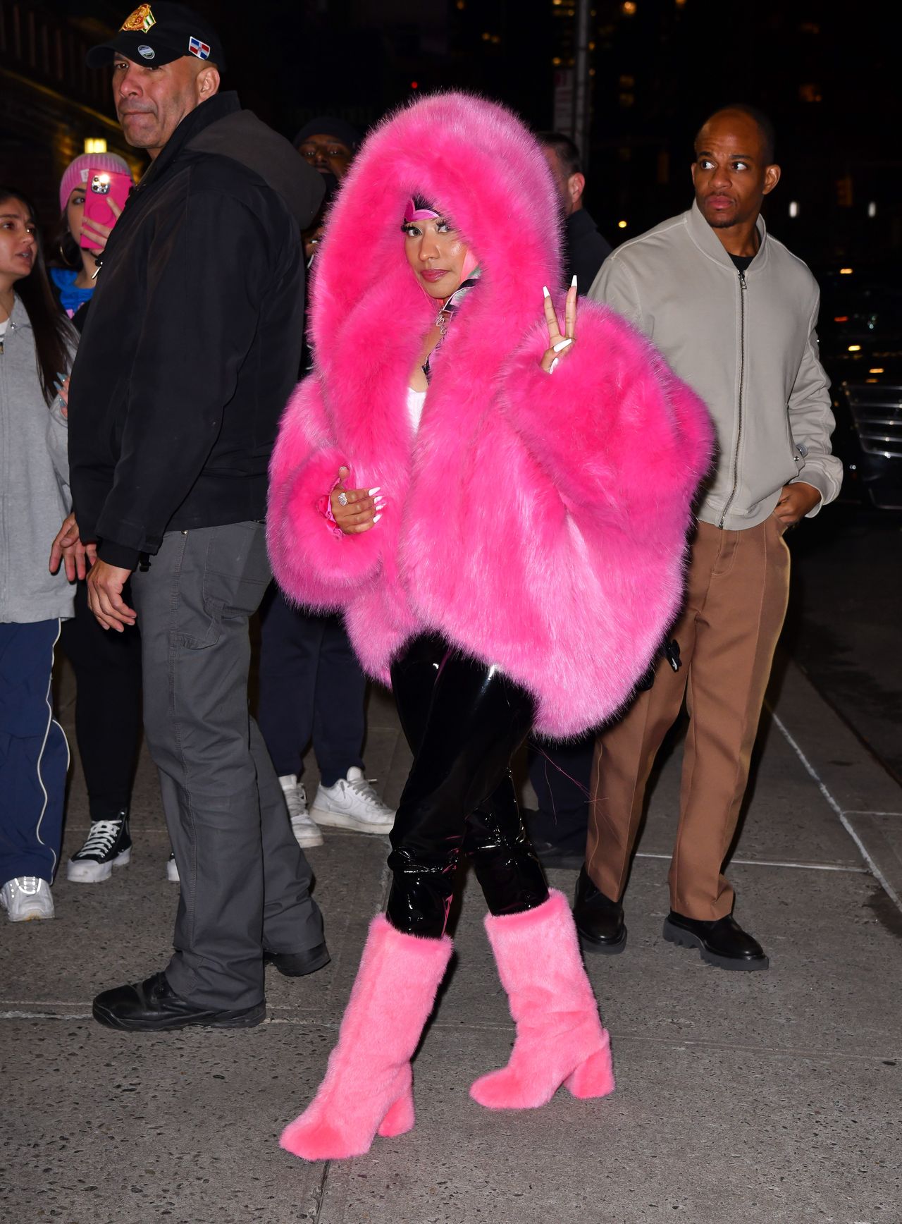 Najdziwniejsze buty gwiazd 2023 roku - Nicki Minaj w futrzanych kozakach