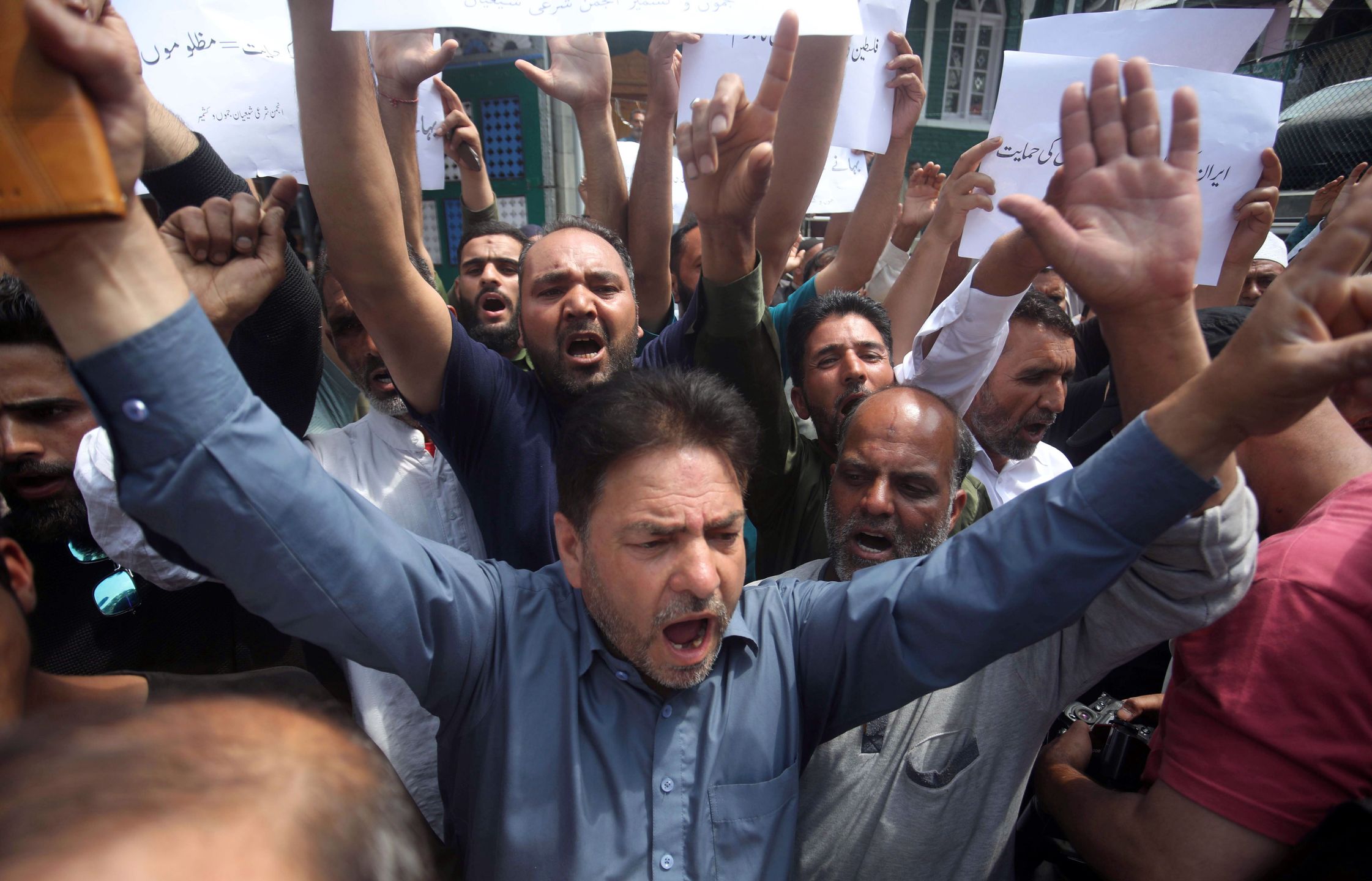 Shiite Muslims shout slogans and hold placards during a protest against Israeli airstrikes on Iran, in Srinagar, the summer capital of Indian Kashmir, 13 June 2025. Israel launched strikes on Iran, including its capital Tehran, early 13 June, killing top military figures, including Armed Forces Chiefs of Staff Mohammad Bagheri and Chief Commander of the Islamic Revolutionary Guard Corps (IRGC) Hossein Salami, both countries confirmed. The strikes were part of Operation Rising Lion, Israel's Prime Minister Netanyahu said, adding that Iran's nuclear programme poses a threat to 'Israel's very survival.' EPA/FAROOQ KHAN Dostawca: PAP/EPA.