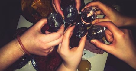 Wystarczy łyk alkoholu. Jeden objaw może wskazywać na raka