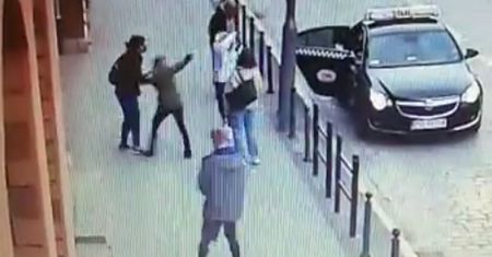 Awantura przed komisariatem. Aktywistka zaatakowała gazem kobietę