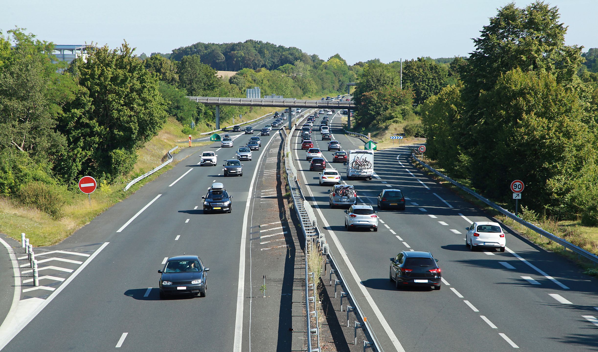 autoroute, route, routier, transport, transport routier, asphalte, circulation, voie rapide, voie, sortie, bretelle, bretelle de sortie, pont, réseau autoroutier, traffic, vitesse, véhicule, automobile, voiture, camion, signalisation, voyage, paysage, france, autoroute france, campagne, rural, conduire, rouler