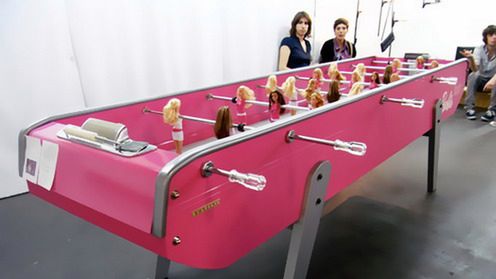 Stół do piłkarzyków pełen różu i Barbie 1