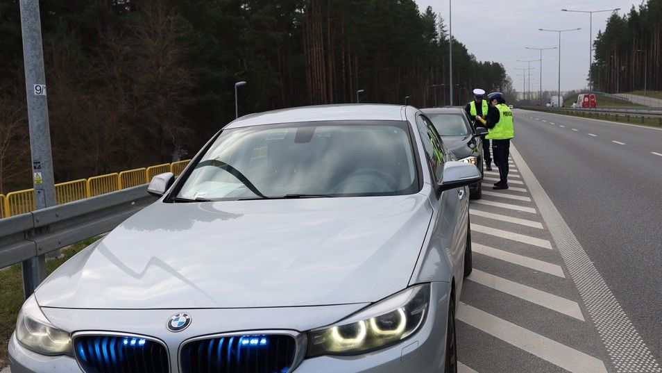 Nieoznakowany radiowóz policji