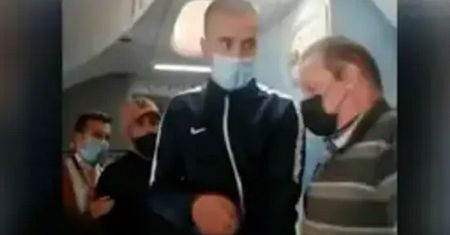 Chciał otworzyć drzwi w trakcie lotu. Szybko tego pożałował