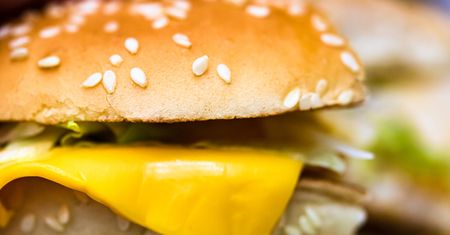 Domowe cheeseburgery jak z McDonalda. Zdrowsze i wciąż smaczne