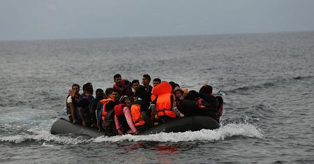 Próbowali przepłynąć kanał La Manche. Z wody wyciągnięto 65 osób
