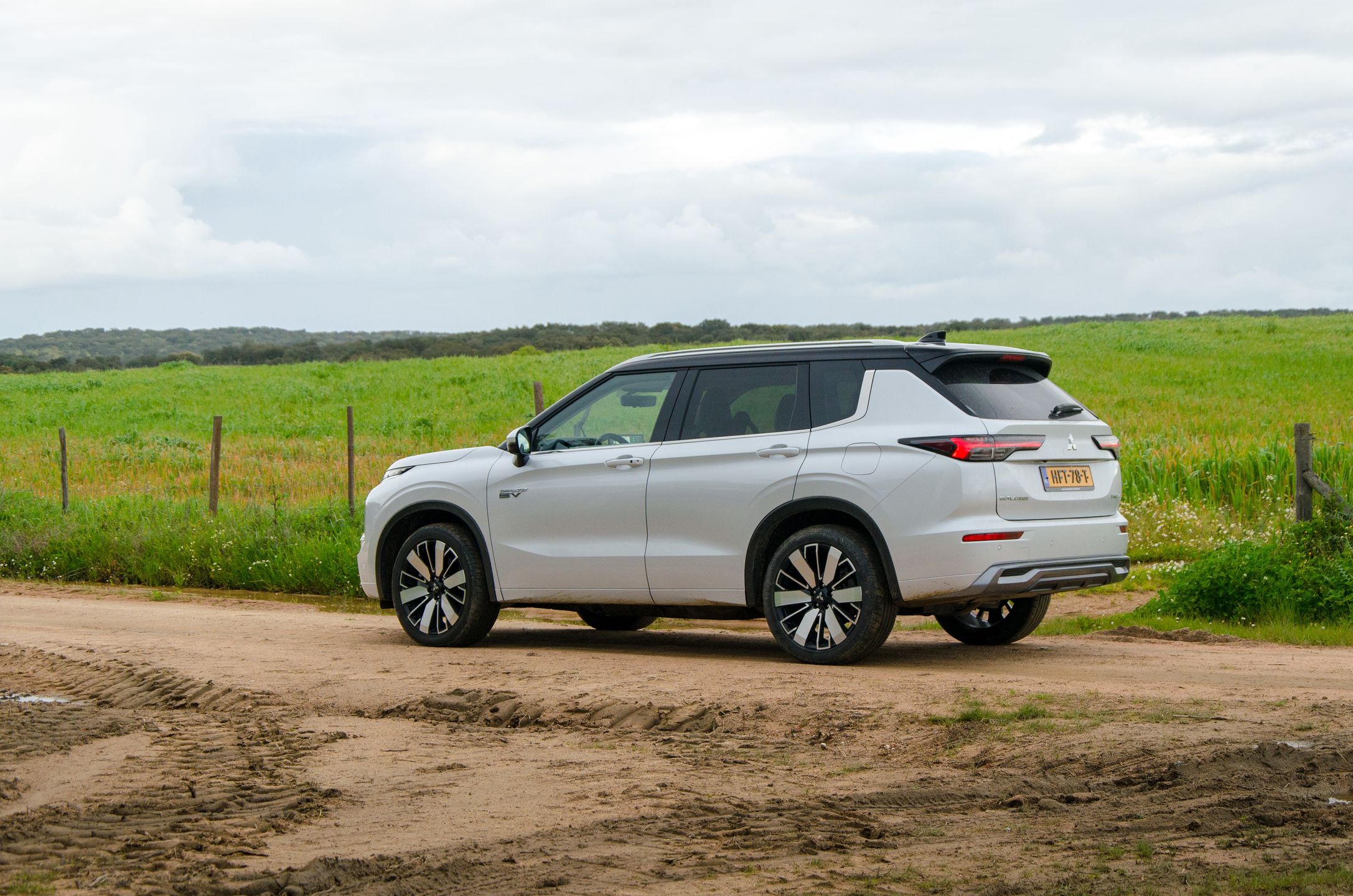Mitsubishi Outlander PHEV (2025)