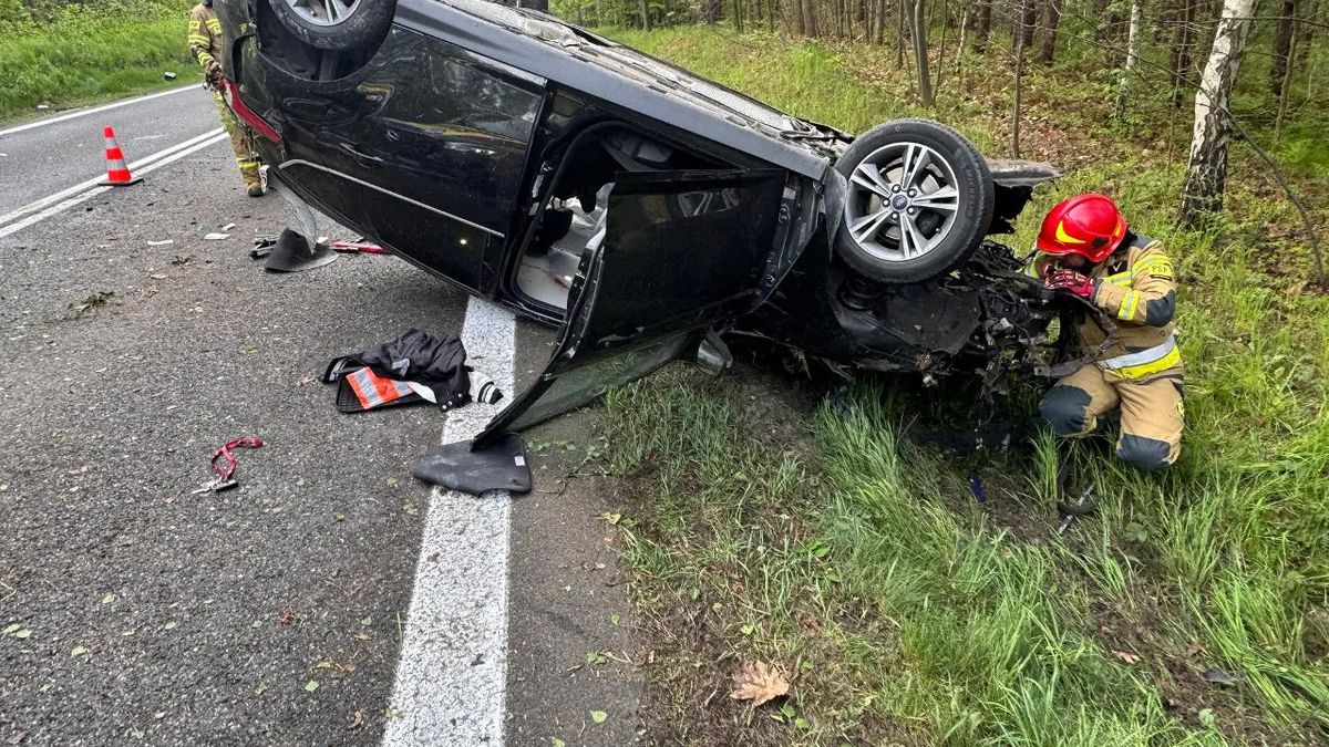 Na zdjęciu pojazd, który dachował