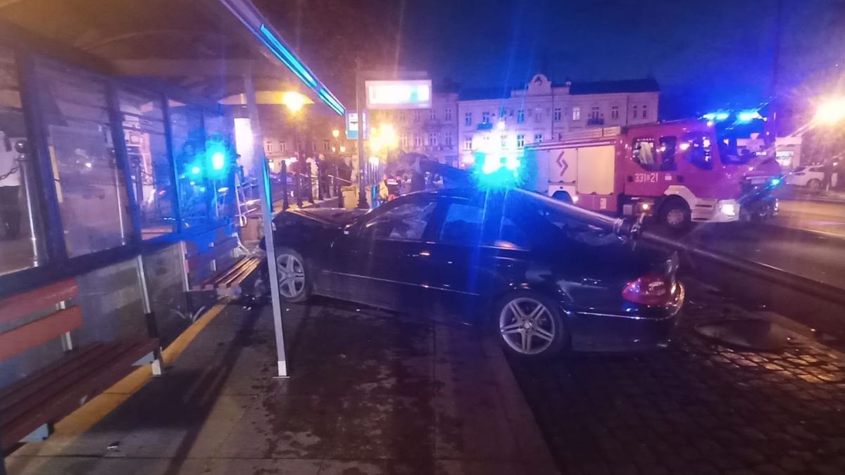 O krok od tragedii. Samochód wpadł w przystanek 