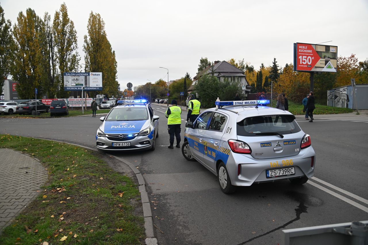 Szczecin, 01.11.2023. Patrol policji i straży miejskiej przed Cmentarzem Centralnym w Szczecinie.