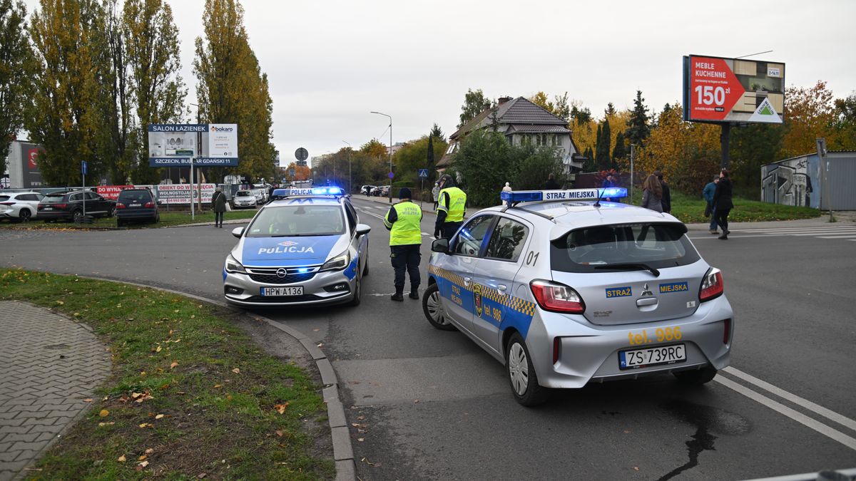 Szczecin, 01.11.2023. Patrol policji i straży miejskiej przed Cmentarzem Centralnym w Szczecinie, 1 bm. W Kościele katolickim 1 listopada przypada uroczystość Wszystkich Świętych. Kościół wspomina tych, którzy zostali wyniesieni na ołtarze oraz świętych bezimiennych. (amb) PAP/Marcin Bielecki