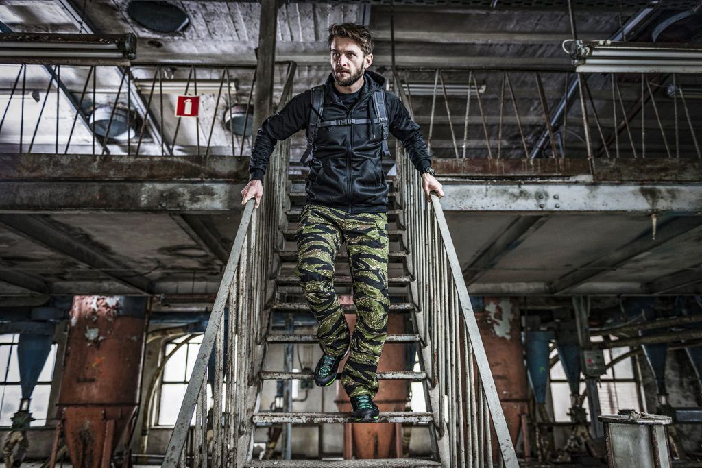 Dostępne komercyjnie spodnie we wzorze Tigerstripe polskiej firmy Helikon-tex