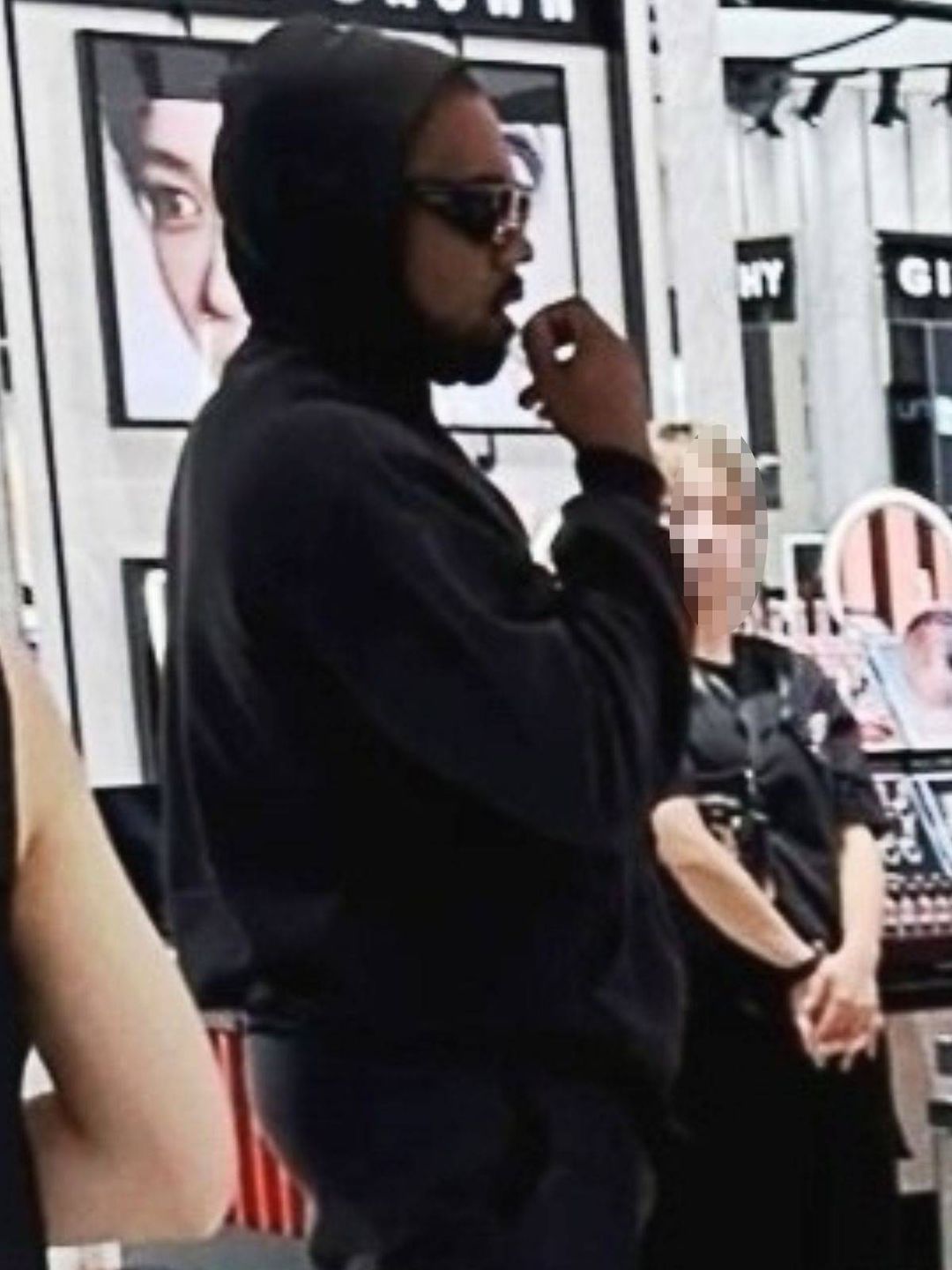 Kanye West obserwuje żonę podczas zakupów