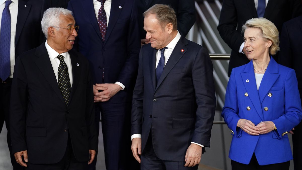 BRUSSELS, BELGIUM - DECEMBER 19:  (L-R) Antonio Costa President of European Council, Donald Tusk Prime Minister of Poland and Ursula von der Leyen President of European Commission attend a family photo during the European Council Meeting on December 19, 2024 in Brussels, Belgium. Among the items on the agenda for EU leaders meeting at the European Council is the conflict in Ukraine, developments in the Middle East, and migration. (Photo by Pier Marco Tacca/Getty Images)