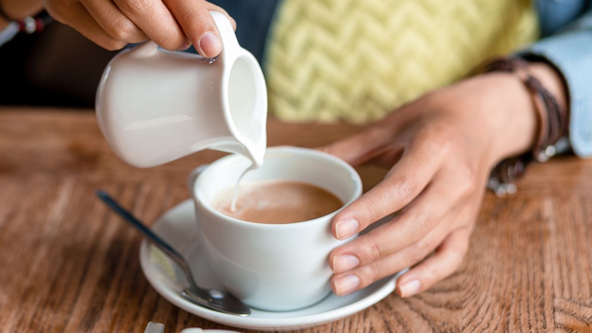 Jak kawa z mlekiem wpływa na organizm?