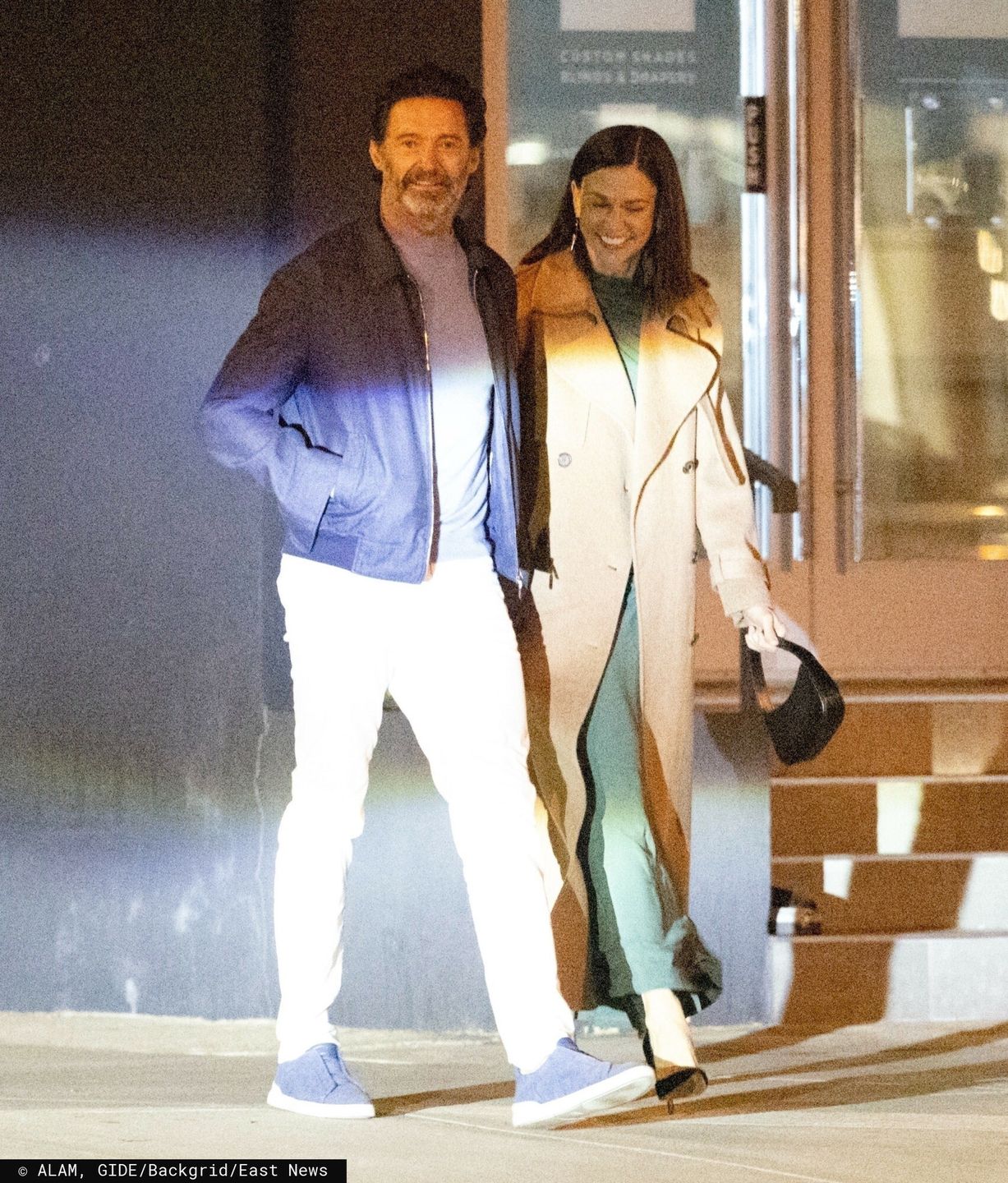 Hugh Jackman i Sutton Foster trzymaj? si? za r?ce
Santa Monica, CA  - *PREMIUM-EXCLUSIVE*  - Hugh Jackman and Sutton Foster are making things official! The lovebirds were spotted holding hands as they made their way to Father?s Office Pub in Santa Monica on Monday Night. They walked arm in arm together with beaming smiles. They spent under 2 hours eating and chatting in a window seat before returning home together.

Pictured: Hugh Jackman and Sutton Foster

BACKGRID USA 6 JANUARY 2025 

USA: +1 310 798 9111 / usasales@backgrid.com

UK: +44 208 344 2007 / uksales@backgrid.com

*UK Clients - Pictures Containing Children
Please Pixelate Face Prior To Publication*
ALAM, GIDE