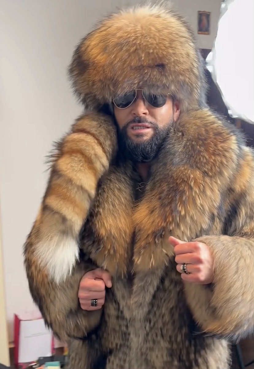 Krzysztof Rutkowski w futrze