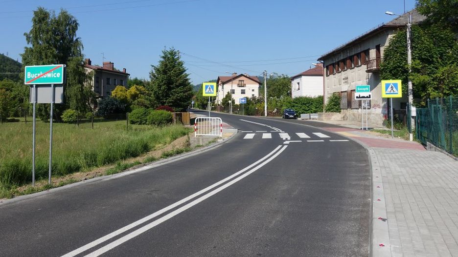 Beskidy. Stara droga do Szczyrku zyskała nową nawierzchnię.