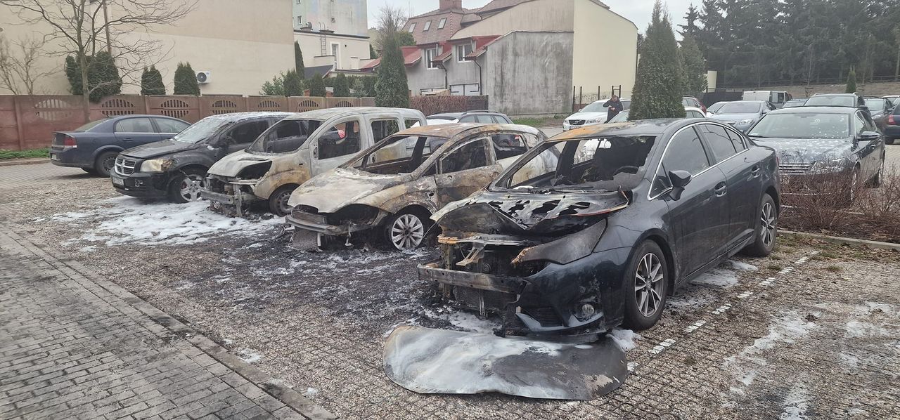 Pożar pojazdów na ul. Jasnej - trzy auta spłonęły doszczętnie [FOTO]