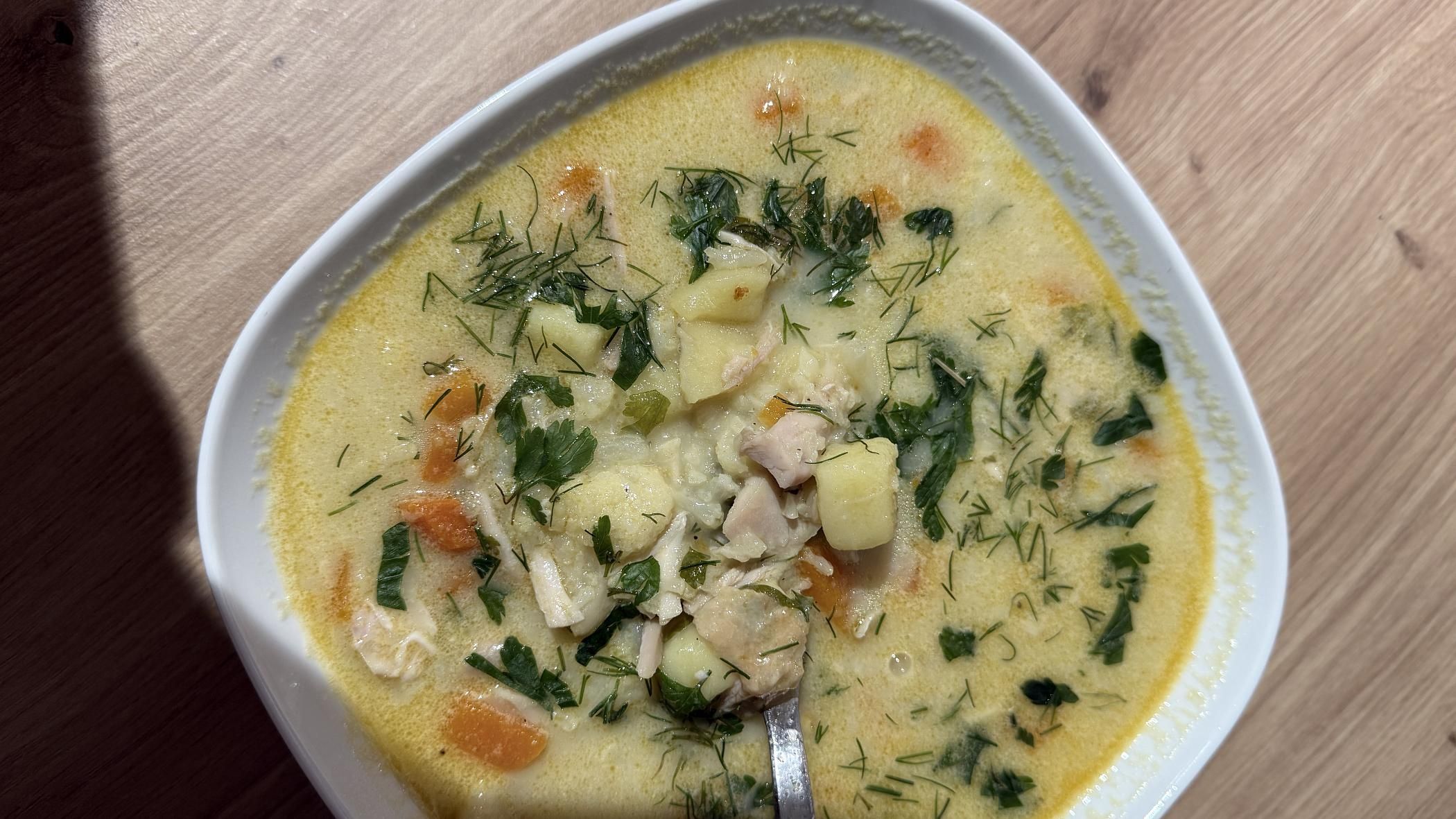 Zupa ogórkowa w misce