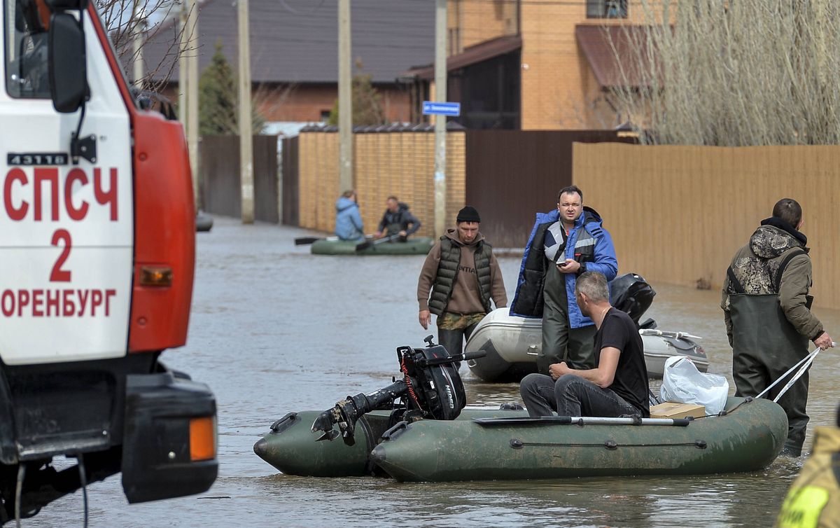 Powódź w Orenburgu. Rosyjscy ratownicy Ministerstwa ds. Sytuacji Nadzwyczajnych ewakuują  mieszkańców 