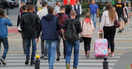 Ponad tysiąc złotych mandatu za przejście na czerwonym świetle. Policja nie daje taryfy ulgowej