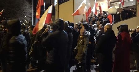 Protest w obronie Telewizji Polskiej. Przed siedzibą TVP3 Lublin tłumnie pojawili się przeciwnicy zmian
