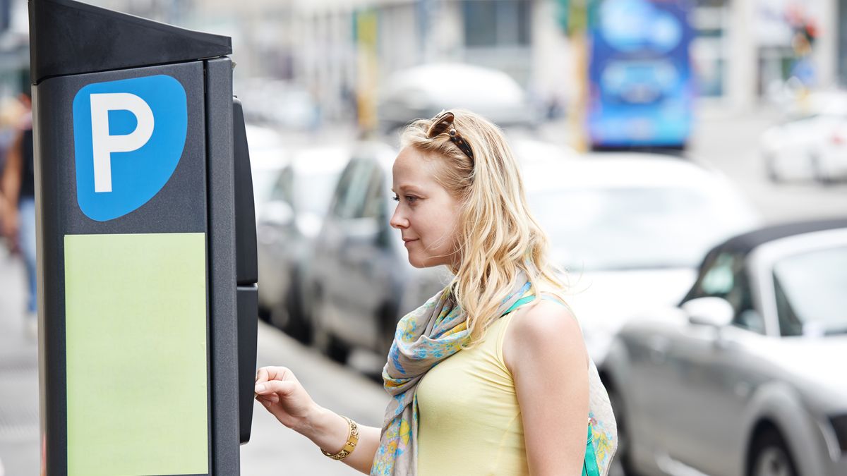 Kobieta płacą za parkowanie z depositphotos