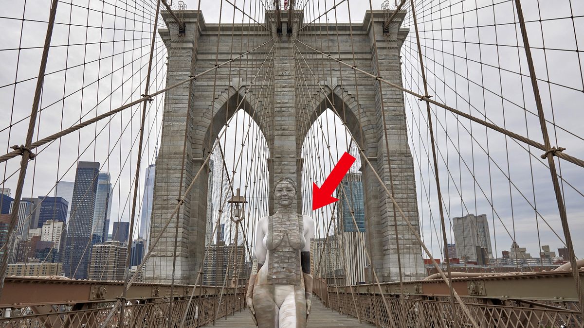 Modelka ucharaktryzowana tak, by wyglądała jak fragment scenerii miejskiej.