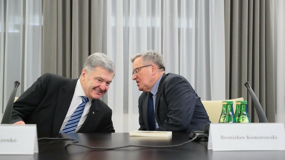 Byli prezydenci Polski i Ukrainy, Bronisław Komorowski i Petro Poroszenko podczas spotkania poświęconego sytuacji Ukrainy w grudniu 2021 roku