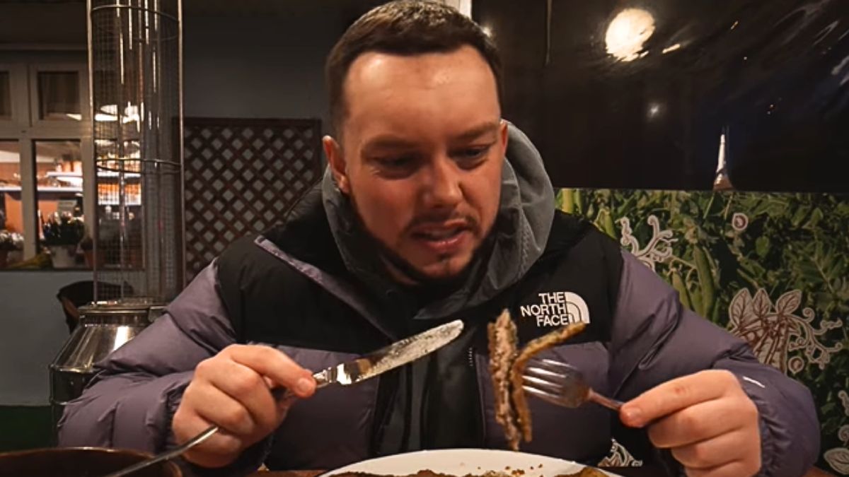 Poszedł do najtańszego baru po "Kuchennych rewolucjach". (fot. kadr z kanału "Ksążulo")