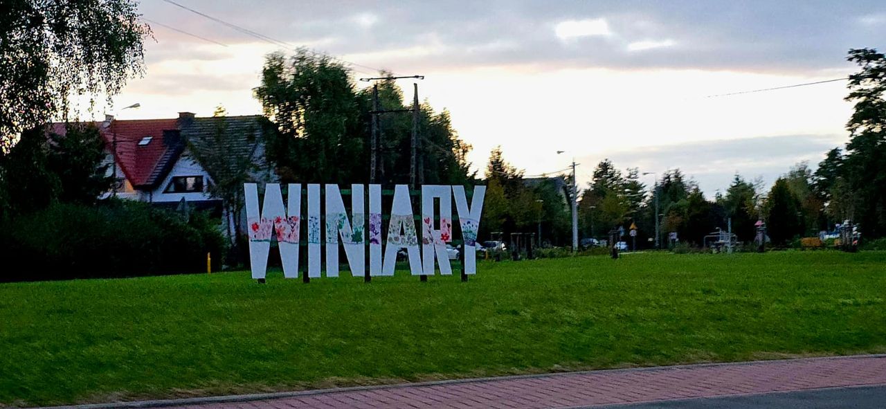 Wielki napis "WINIARY" na osiedlu Winiay – sąsiedzka inicjatywa, która łączy mieszkańców!