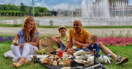 Wrocław. Piknik na kocu przy Hali Stulecia. Zjedz śniadanie na Pergoli