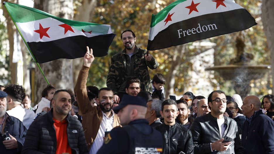 epaselect epa11764606 Supporters of the Syrian opposition residing in Spain wave the Syrian flag of the opposition and celebrate the rebel take over of Damascus outside the Syrian Embassy in Madrid, Spain, 08 December 2024. Syrian rebels entered Damascus on 08 December 2024 and announced in a televised statement the 'Liberation of the city of Damascus and the overthrow of Bashar al-Assad,' as well as the release of all the prisoners. The rebels also urged the Syrian armed forces to leave Syrian public institutions, which will stay under the control of the outgoing Syrian prime minister until the official handover ceremony.Â  EPA/CHEMA MOYA Dostawca: PAP/EPA.