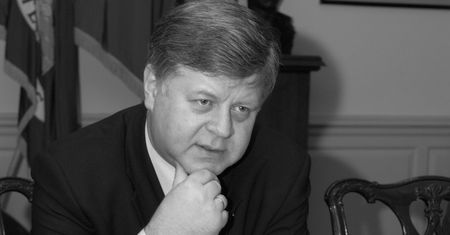 Głogów. Atak wandali. Zniszczono tabliczkę pamięci ofiary katastrofy smoleńskiej