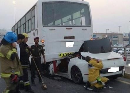 Ferrari California parkuje pod autobusem 4