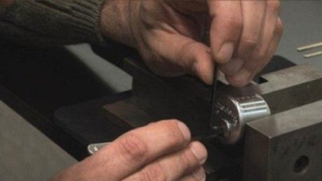 Jak otwiera się zamki używane przez rząd USA? (wideo) 1