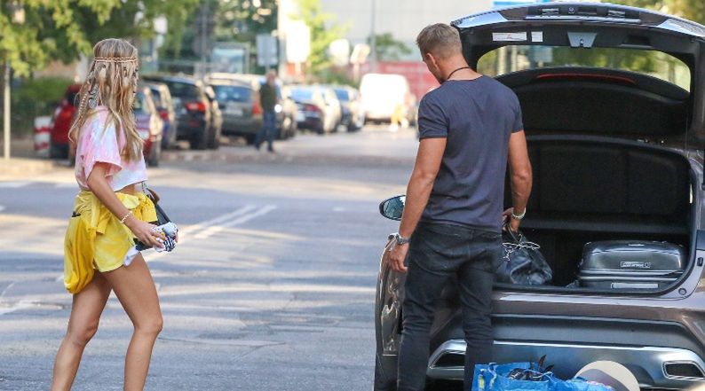 Marcelina Zawadzka z piórkami we włosach DŹWIGA SIATY wraz z ukochanym Maxem Gloecknerem