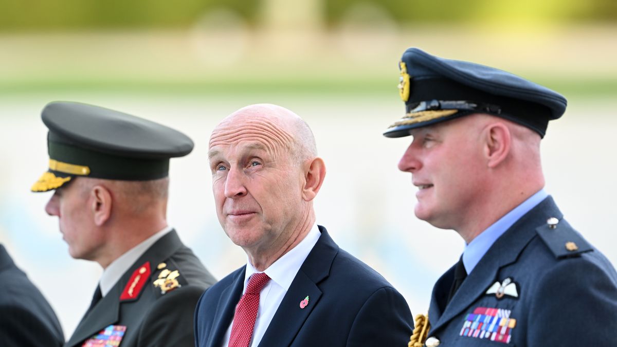 ANKARA, TURKIYE - OCTOBER 27: British Defense Secretary John Healey (C) seen as Turkish President Recep Tayyip Erdogan welcomes UK Prime Minister Keir Starmer with an official ceremony in Ankara, Turkiye on October 27, 2025. (Photo by Mehmet Ali Ozcan/Anadolu via Getty Images)