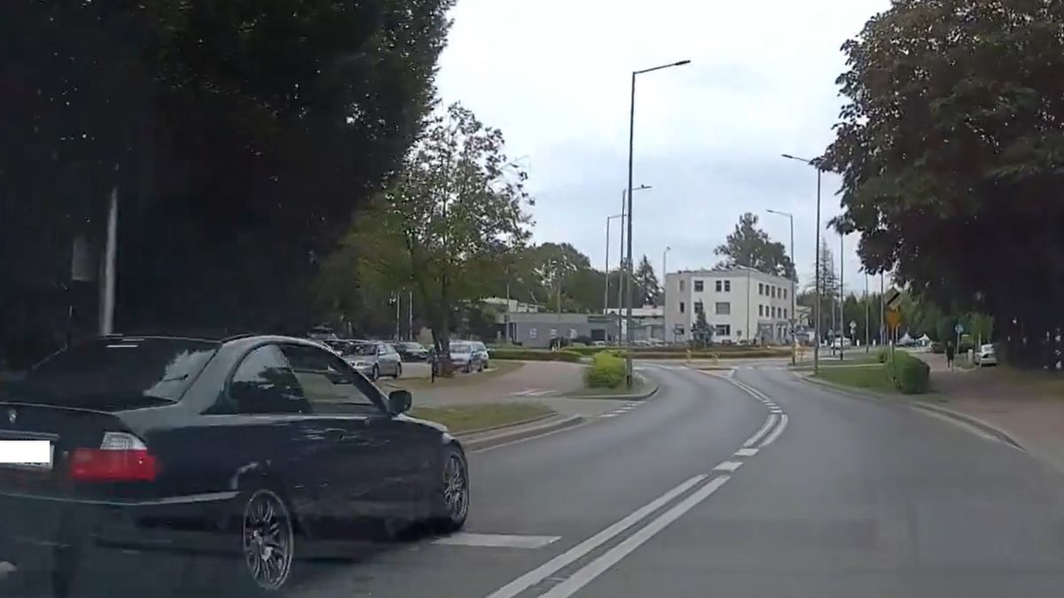 Kierowca BMW wyprzedził inny pojazd tuż na przejściu dla pieszych