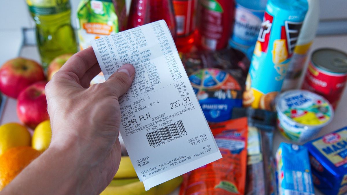 East News archiwum 8
Fot. Bartlomiej Magierowski/EastNews. Wroclaw 2.08.2022. Ciagly wzrost inflacji, wysokie ceny artykulow spozywczych. N/z: paragon na kwote 227 zlotych i produkty spozywcze w tle.
Bartlomiej Magierowski