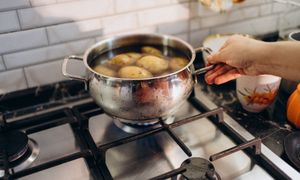 Wystarczy jeden składnik. Ziemniaki będą lepiej smakować