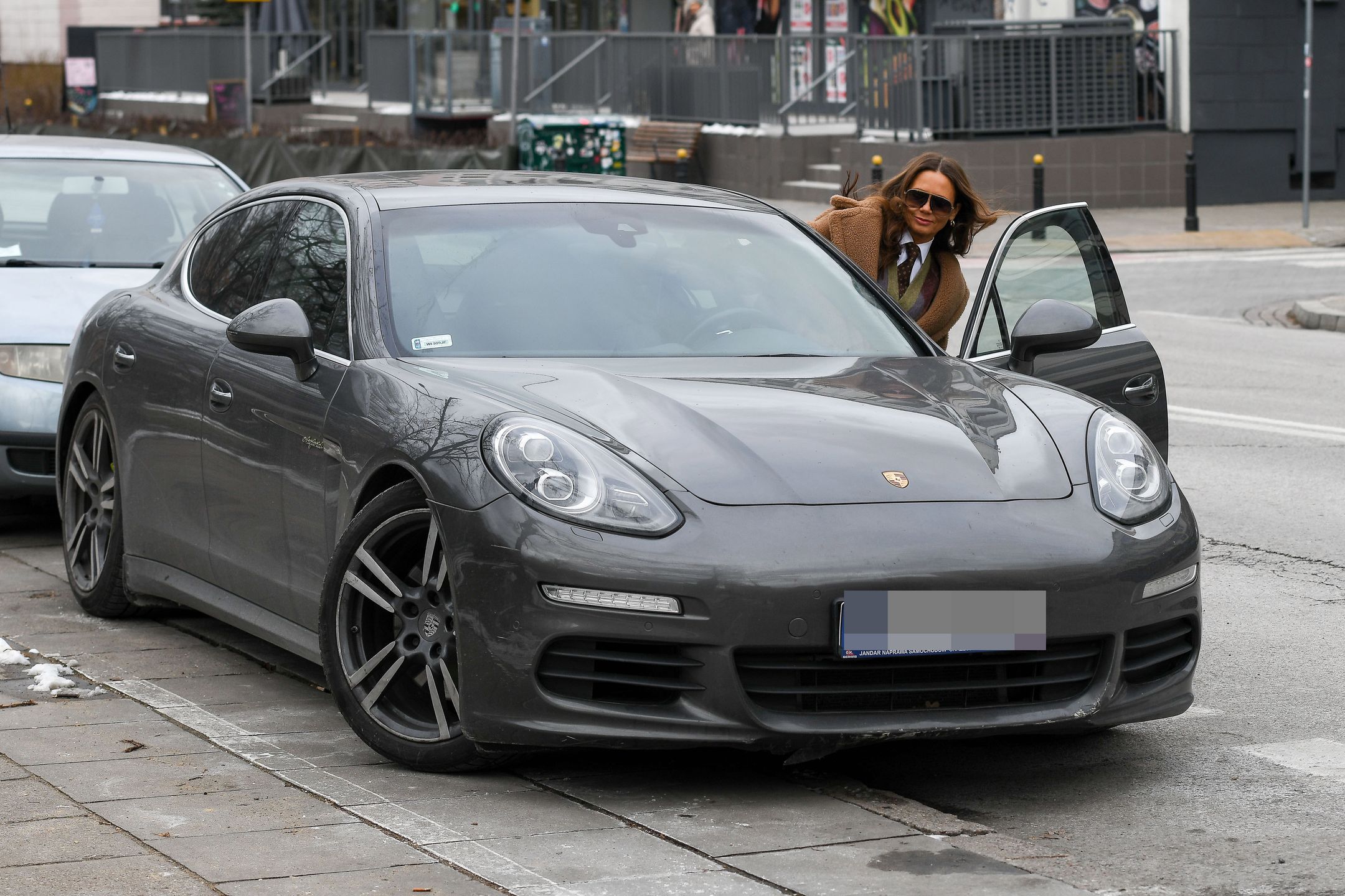 Kinga Rusin drepcze do swojego porsche